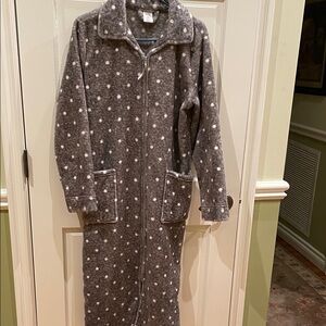 Croft and Barrow Faux Fur Gray and White
Polka Dot Long Full Zipper Robe Size S